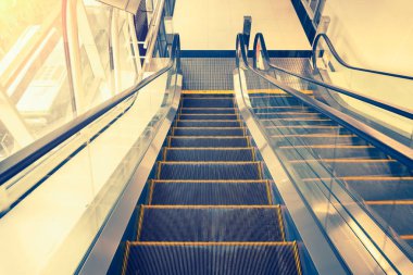 Yürüyen merdiven adım bina