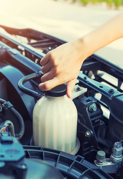 Koelvloeistof auto te controleren — Stockfoto