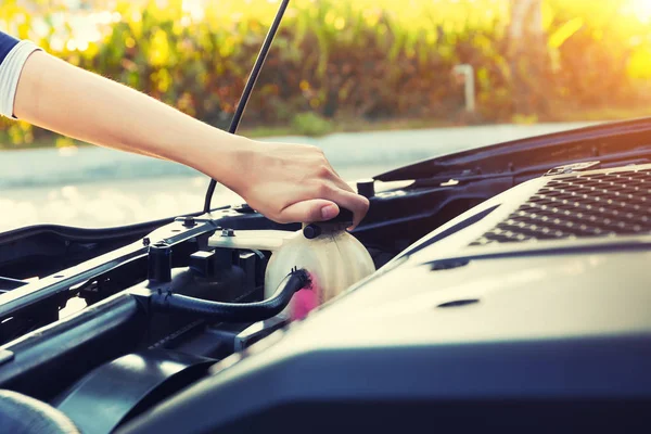 Kühlmittel-Auto-Check — Stockfoto