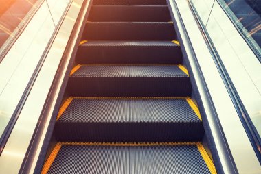 yürüyen merdiven adım içinde