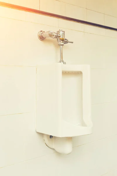 Urinoar kakel vägg — Stockfoto
