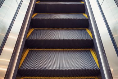 yürüyen merdiven adım içinde