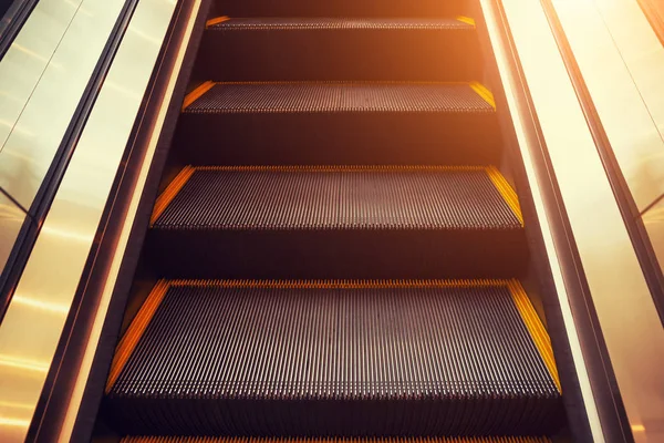 yürüyen merdiven adım içinde