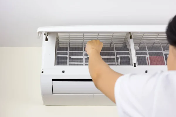 Air conditioner cleaning — Stock Photo, Image