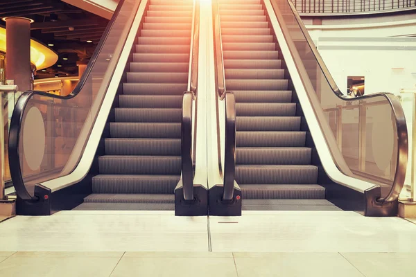 Escada rolante e piso — Fotografia de Stock