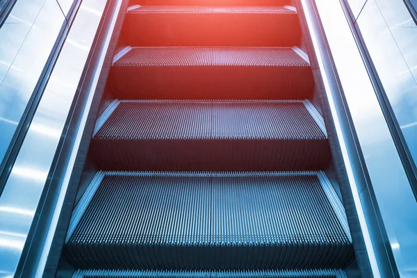 Escada rolante passo dentro — Fotografia de Stock