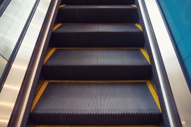 yürüyen merdiven adım içinde