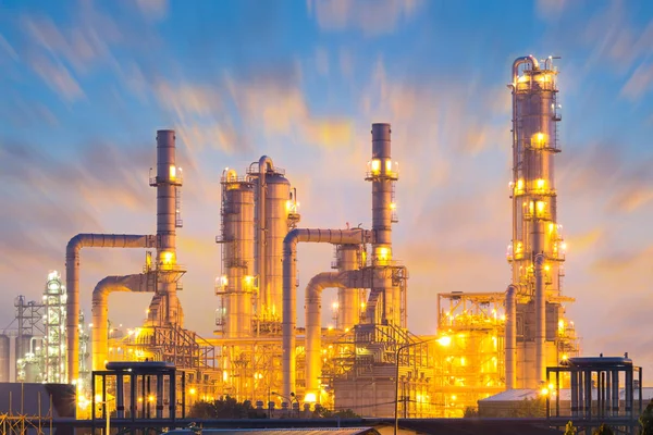 Olie raffinaderij twilight — Stockfoto