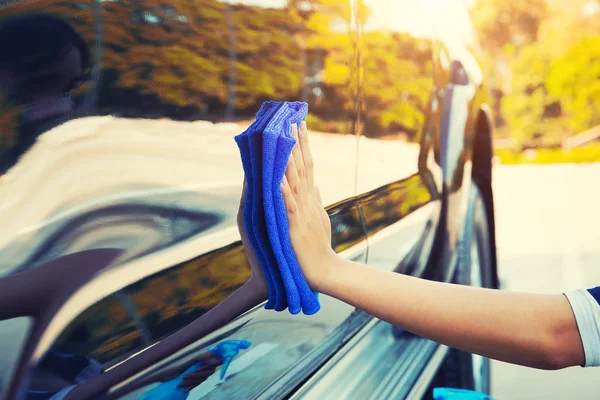 Limpiar la superficie del coche — Foto de Stock