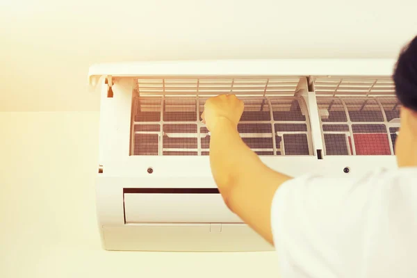 Air conditioner cleaning — Stock Photo, Image