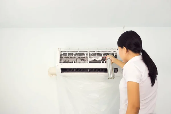 Air conditioner cleaning — Stock Photo, Image