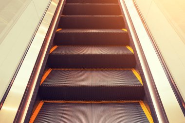 yürüyen merdiven adım içinde