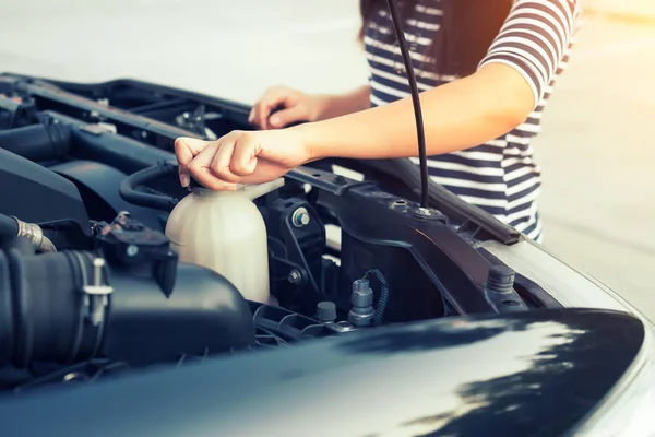 Car coolant checking — Stock Photo, Image