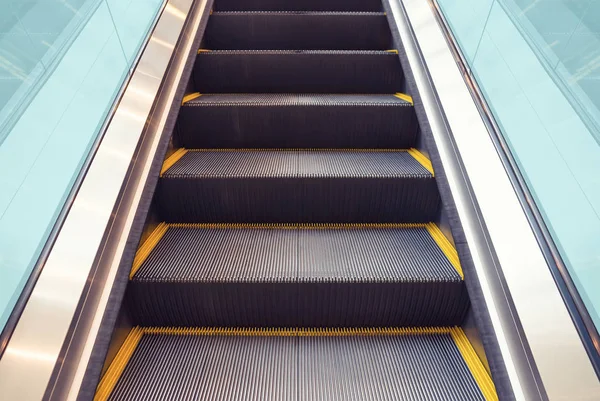 Escada rolante passo dentro — Fotografia de Stock