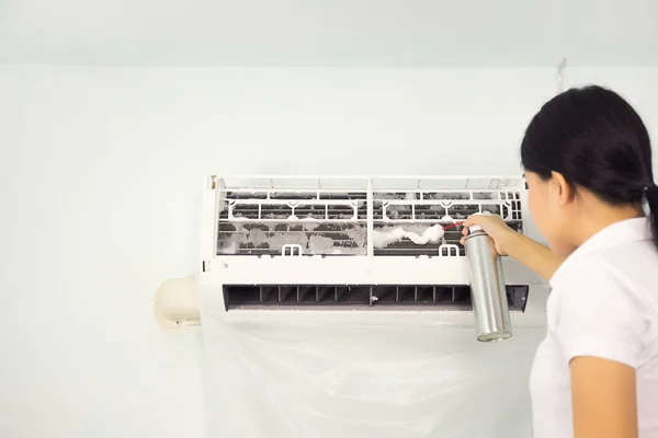 Air conditioner cleaning — Stock Photo, Image