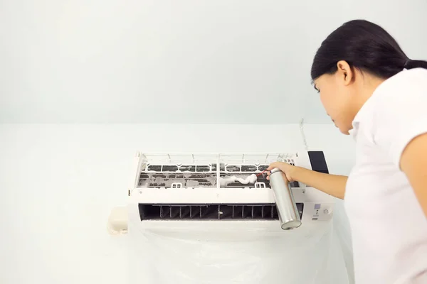 Air conditioner cleaning — Stock Photo, Image