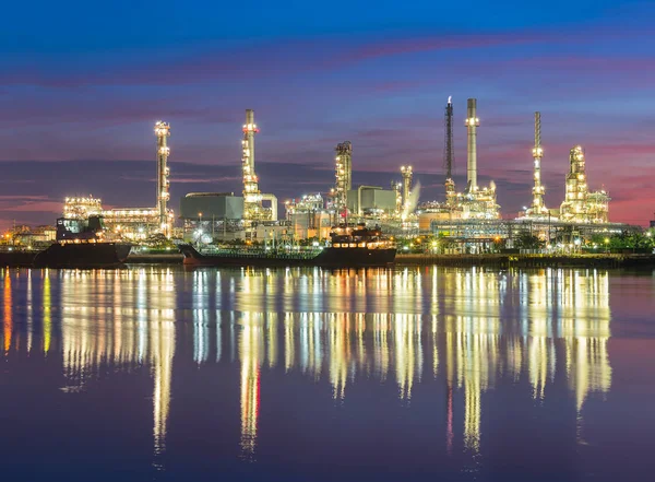 Oil refinery twilight — Stock Photo, Image