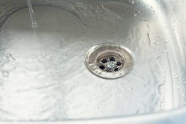 su drenaj delik