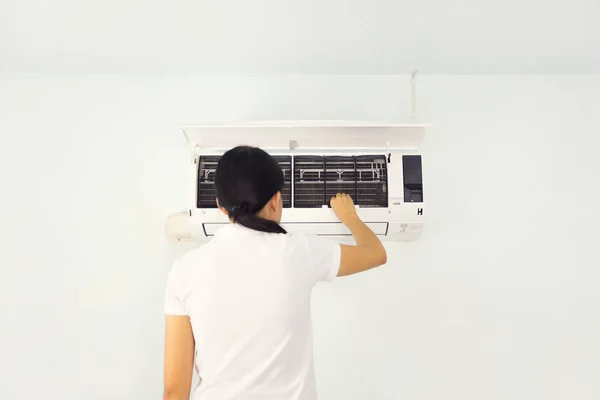 Woman Checking Air Conditioner Room — Stock Photo, Image