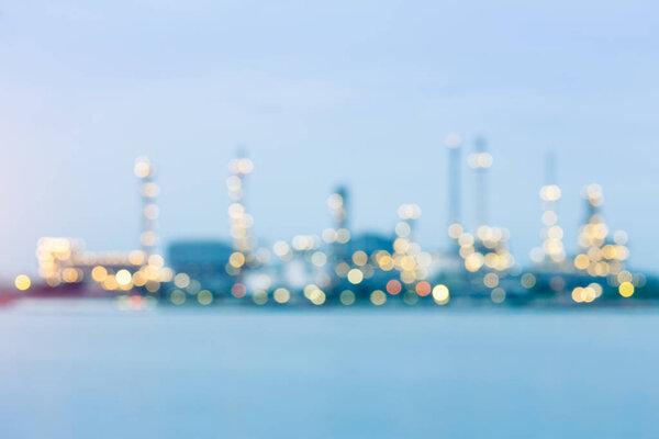 Завод по переработке нефти размыт
