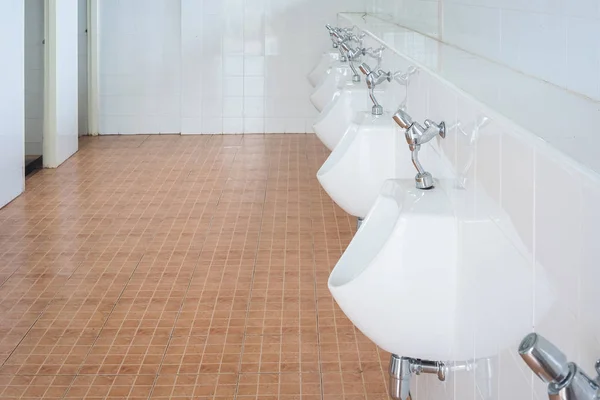 Beyaz pisuvar tuvaleti — Stok fotoğraf
