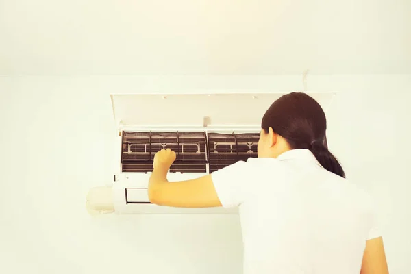 Air conditioner cleaning — Stock Photo, Image