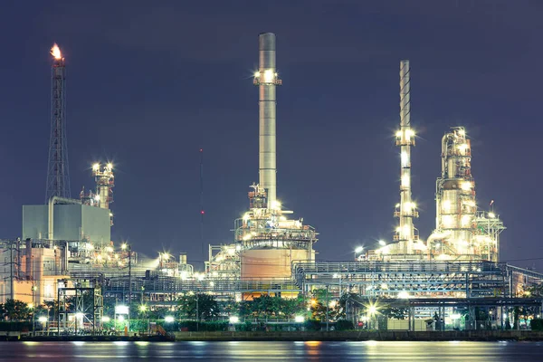 Oil refinery plant at night — Stock Photo, Image