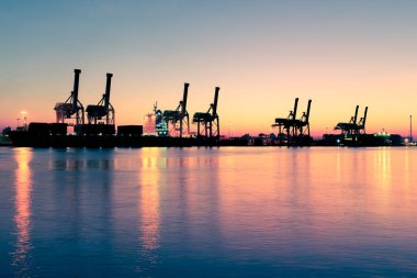 Siluet vinç limanında, twilight saat.