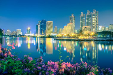 Tayland 'ın Bangkok şehrinin manzarası nehirde gece yansıması.