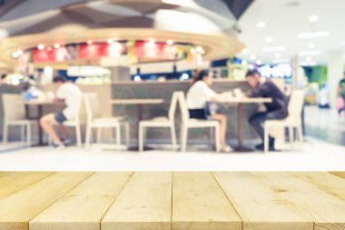 Ürün görüntüleme ve arkaplan için uygun ahşap masa üstü ile gıda merkezi montajı.