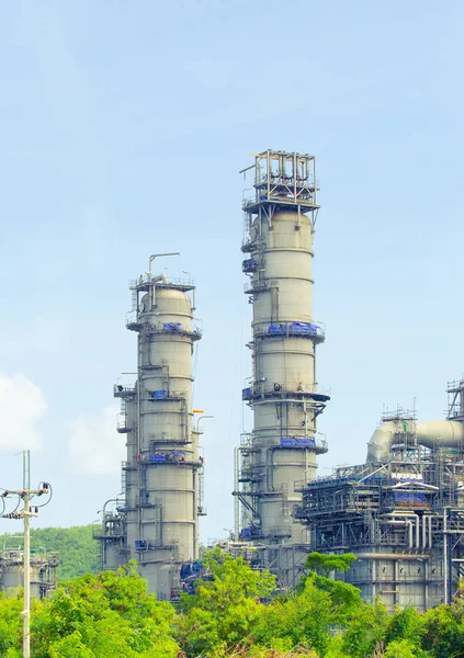 Oljeraffinaderi Anläggning Och Raffinaderi Tank Med Blå Himmel Bakgrund — Stockfoto