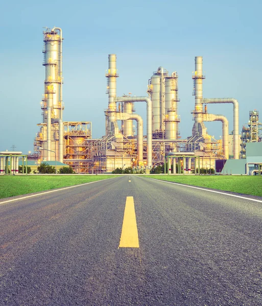 Refinería Petróleo Carretera Asfaltada Con Fondo Cielo — Foto de Stock