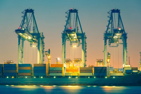 Vrachtschip Lossen Container Haven Schemertijd — Stockfoto