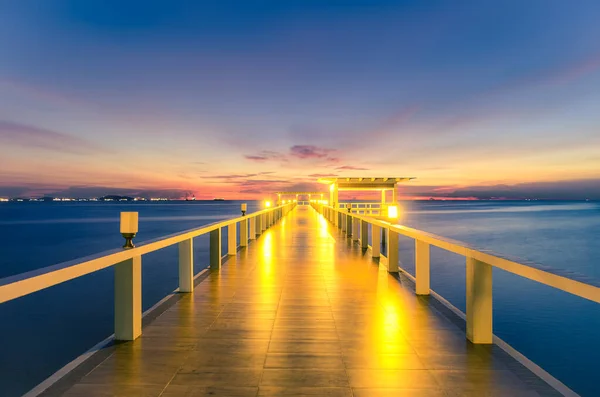 Perspectief Van Houten Brug Met Zee Achtergrond Bij Schemering — Stockfoto