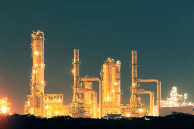 Alacakaranlıkta işlenen petrol rafineri fabrikası