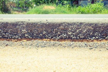 Asfalt yol hasarı ve tamir çalışmaları.