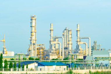 Damıtma tankı petrol rafineri tesisi, twilight saat.