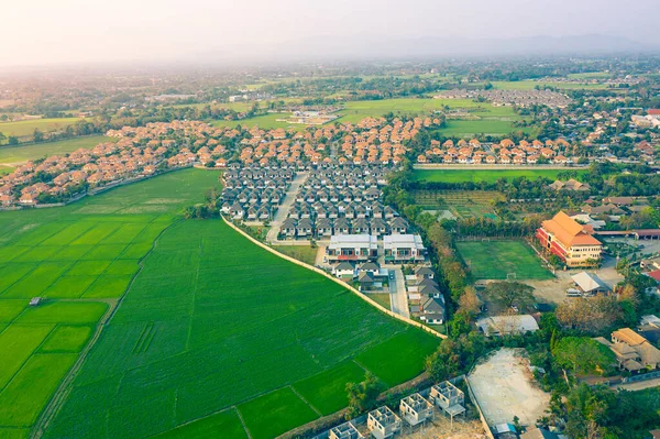 泰国清迈稻田和住宅的空中景观 — 图库照片