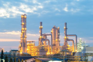 Alacakaranlık vakti petrol rafineri fabrikasının damıtma tankı.