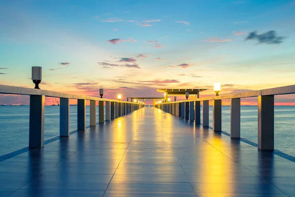 Twilight Saat Deniz Manzarası Ile Ahşap Köprü — Stok fotoğraf