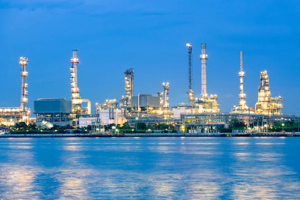 Fábrica Refinería Petróleo Trabajo Procesamiento Crepúsculo —  Fotos de Stock