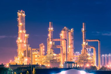 Damıtma tankı petrol rafineri tesisi, twilight saat.