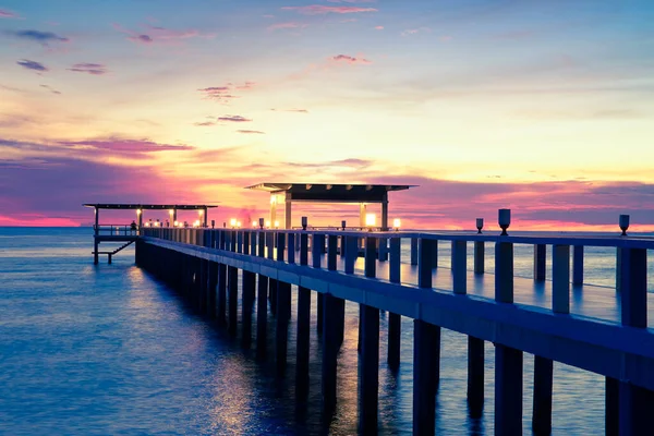 Twilight Saat Deniz Manzarası Ile Ahşap Köprü — Stok fotoğraf