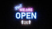 3D-Wiedergabe von Schildern offen mit wir sind offene Massage mit Neonlicht auf Ziegelwand Nacht.