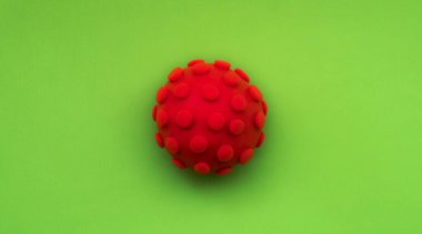 Koronavirüs veya covid _ 19 yeşil arka planda herhangi bir resimde kullanılabilecek renkli arkaplan el yapımı kırmızı.