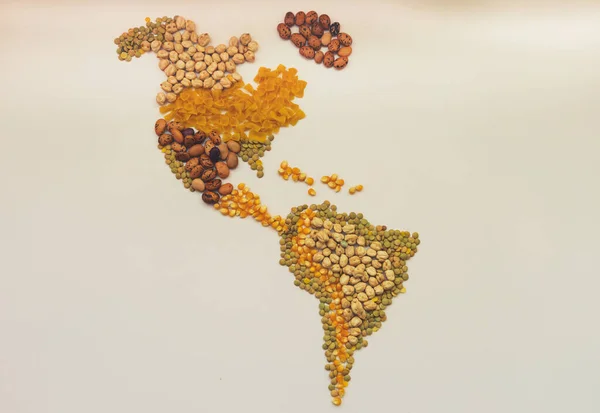 コロナウイルスと閉じ込めの時代における食糧主権の重要性と世界と人類のための農業の重要性を表現する種子で形成されたアメリカの一般地図 ストック画像