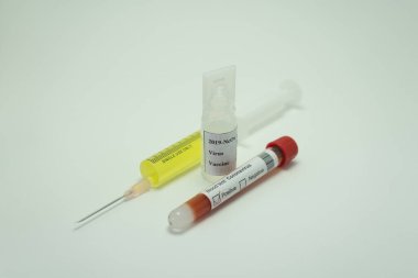 Coronavirus aşısı, bu hastalık için pozitif olan bir tüp kanın yanında. 2019-NcOv birçok ülkeyi, özellikle Çin, İtalya ve İspanya 'yı etkilemektedir..