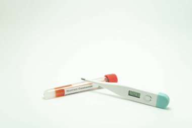 Koronavirüsün termometreyle kan testi. Kan tüpü pozitif. Termometre 40 derece gösteriyor, 2019-NCov 'un bir belirtisi..