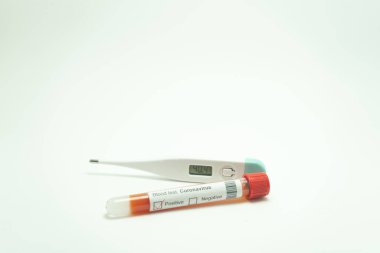 Koronavirüsün termometreyle kan testi. Kan tüpü pozitif. Termometre 40 derece gösteriyor, 2019-NCov 'un bir belirtisi..