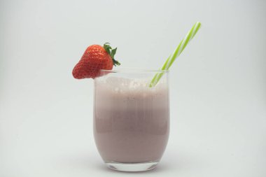 Cam bardakta çilekli meyve püresi. Sağlığımız için son derece tavsiye edilen bir içki. Çok sağlıklı bir içecek..